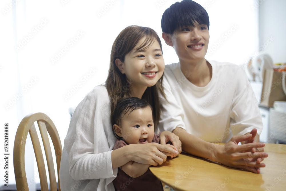 テレビを観る親子