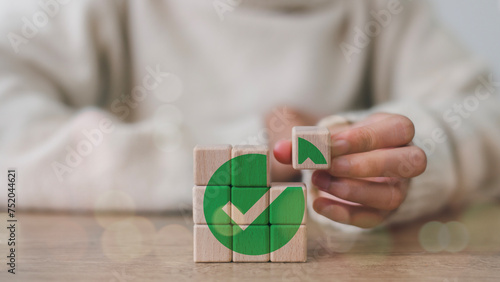 Fotografi Wooden cube with a green checkmark icon
