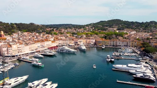 Vue aérienne du port de St Tropez, Côte d'Azur, France, 4K