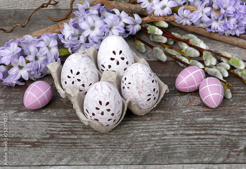 Farbenfrohe Osterdekoration mit Blumen auf schäbigem Holzbrett mit Platz für Text. photo