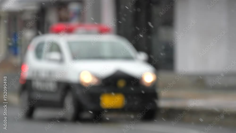 ちらつく雪 停車するパトカー ちらつく雪 停車するパトカー