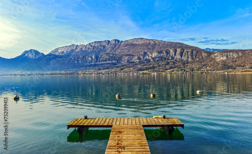  Lac d’Annecy im Département Haute-Savoie in Frankreich photo