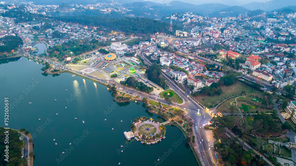 Naklejka premium Da Lat, Vietnam - February 21st, 2024: Da Lat city night with urban areas, markets, sparkling hotels, simple transportation system attracts tourists to visit on weekends in Da lat, Vietnam