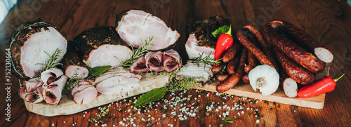 polish sausage, deska z wędlinami, sausage board, deska wędlin, polska kiełbasa na desce, szynka polska, wędliny, świąteczne szynki, traditional Polish sausage, deska z szynkami, wędzone szynki