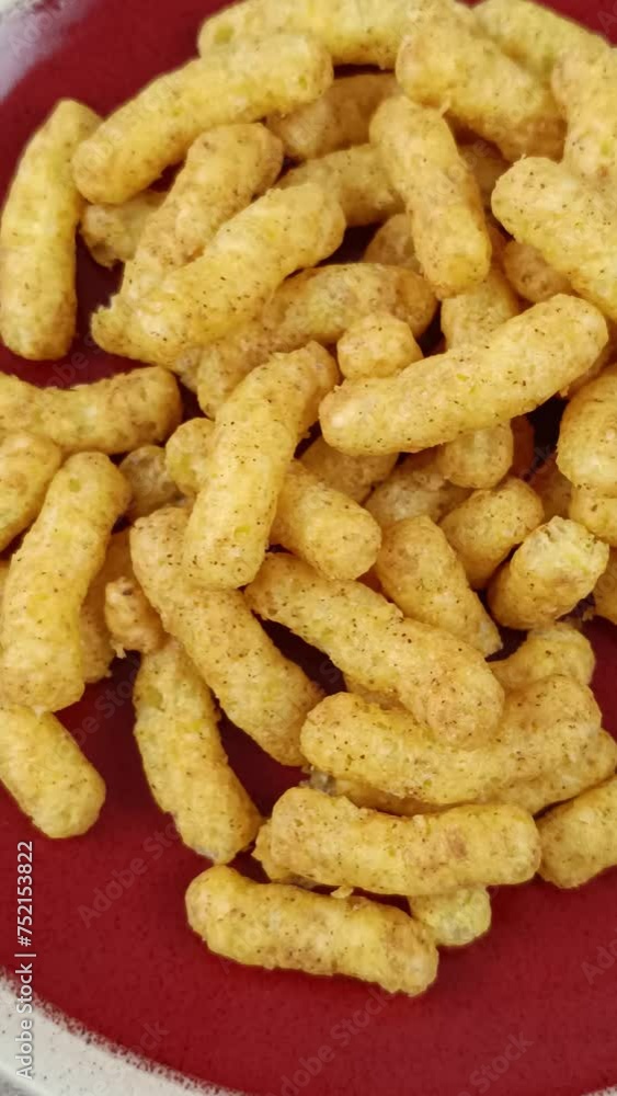 tas de biscuits salés apéritif cacahouètes dans une assiette tas de biscuits salés apéritif cacahouètes dans une assiette