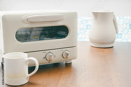 	朝のダイニング｜トースターとケトル