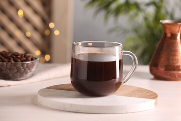 Küchenrückwand glas motiv Kaffee und Kaffeebohnen Delicious coffee in cup on white wooden table  © New Africa