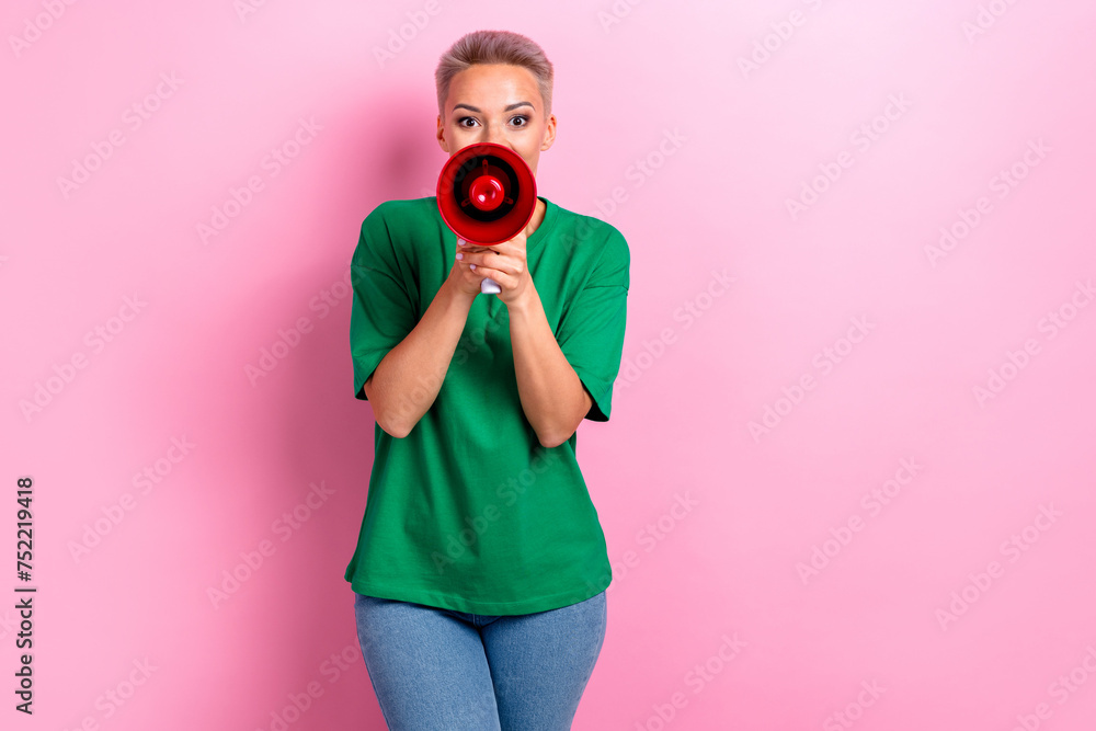 Obraz premium Photo of adorable lovely woman marketer wear green stylish clothes proclaim special offer isolated on pink color background