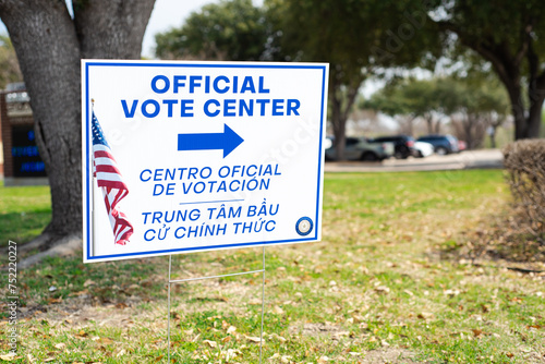 Fotografie Official Vote Center yard sign with stake in English, Spanish, Vietnamese langua