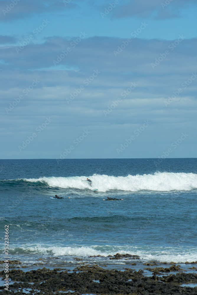 Surfing na falach - Wyspy Kanaryjskie, Fuerteventura, Corralejo - obrazy, fototapety, plakaty 