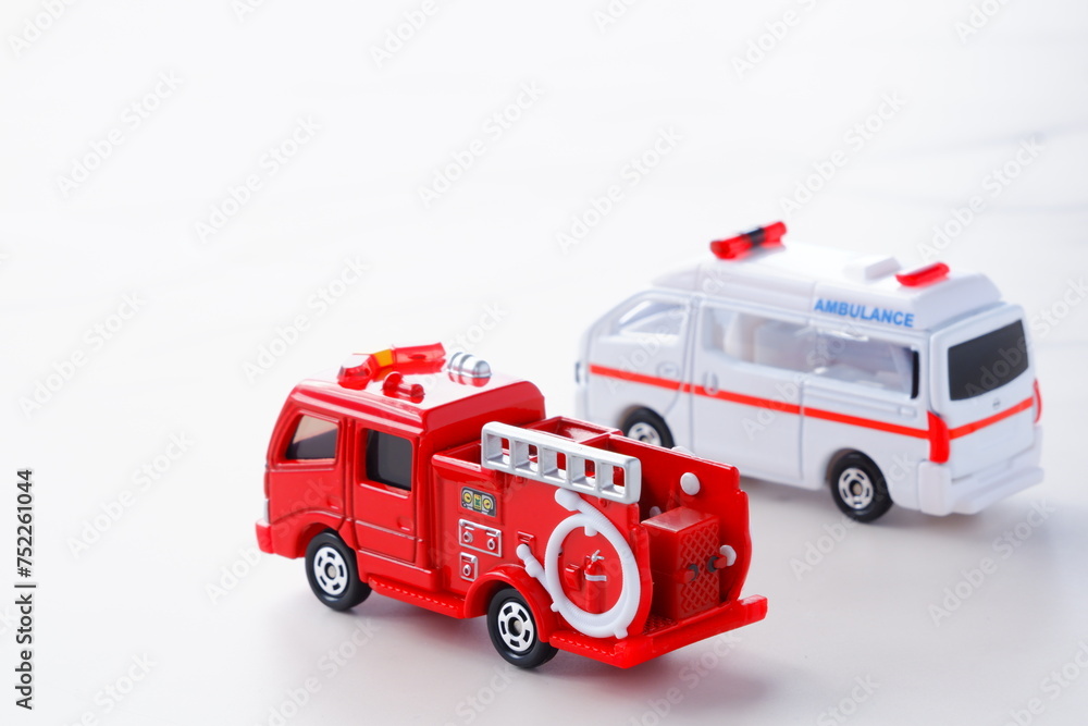 出動する消防車（ポンプ車）と救急車（PA連携）
