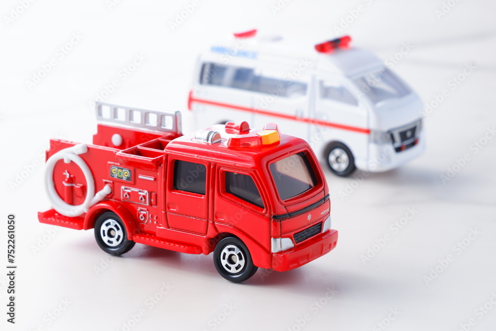 出動する消防車（ポンプ車）と救急車（PA連携）
