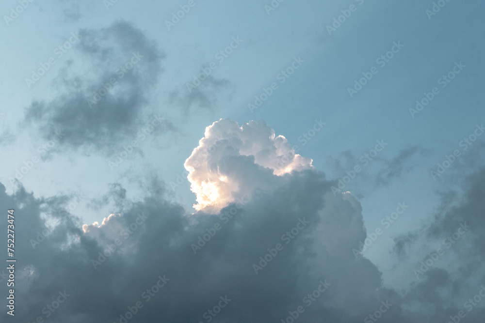 Naklejka premium Auftürmende Gewitterwolke vor blauem Hintergrund