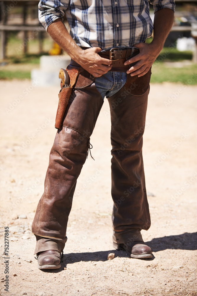 Foto Stock Farm, nature and legs of cowboy on ranch with weapon for ...