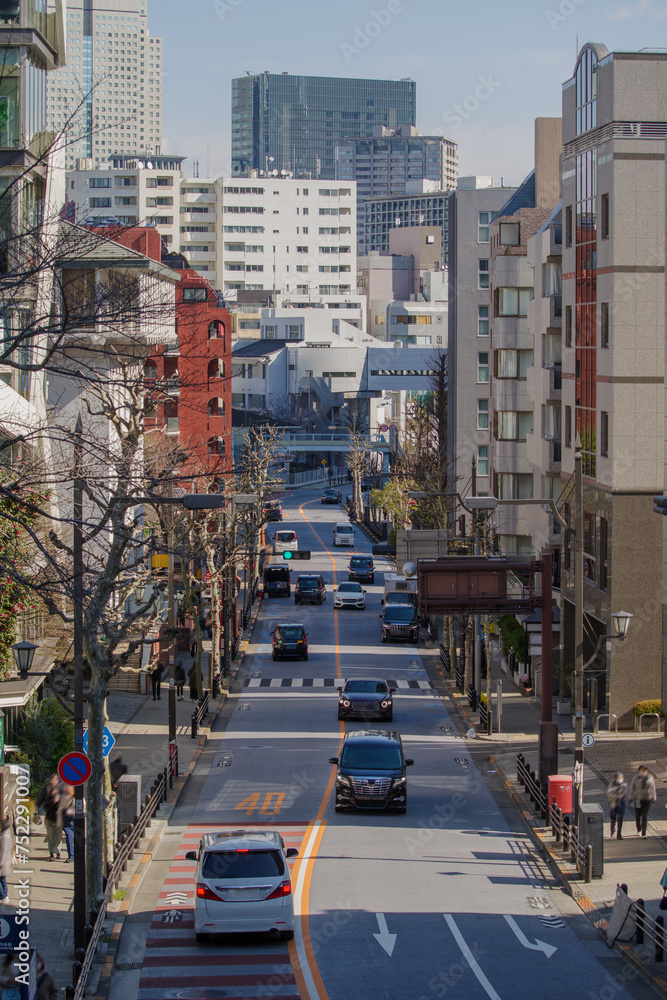 Obraz premium 東京の赤坂9丁目で見える赤坂通り