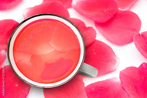 Teetasse mit Rosneblütentee