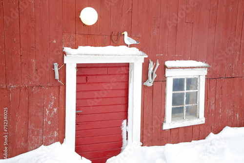 Porta di antico fienile rosso a Borkenes, nella contea di Troms, Norvegia photo