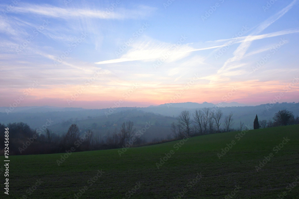 tramonto d'inverno sulle colline italiane