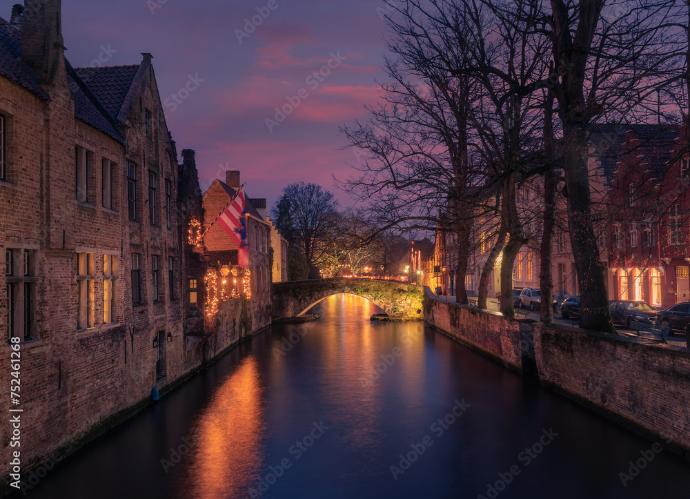 Fototapeta premium Beautiful sunset over the canals of Bruges 