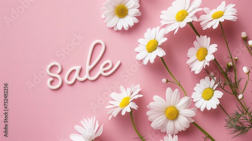 Na różowym tle widoczne są białe stokrotki wraz z napisem promocja SALE. Obraz prezentuje promocyjną ofertę sklepu lub biznesu.