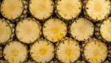 Ananasy, żółte owoce egzotyczne