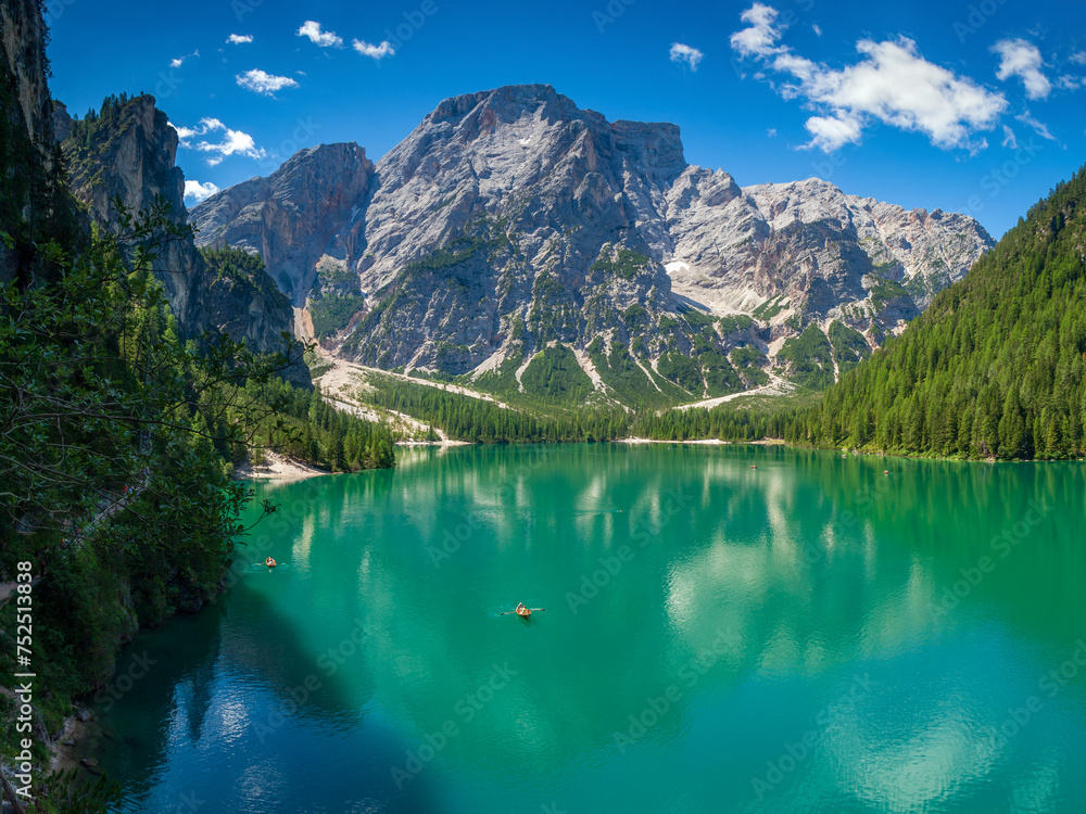Der wunderschöne Pragser Wildsee, in den Dolomiten, Italien. Der wunderschöne Pragser Wildsee, in den Dolomiten, Italien.