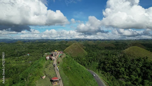필리핀 보홀의 초컬릿 언덕과 잘 어울리는 파란하늘과 하얀 뭉게구름
