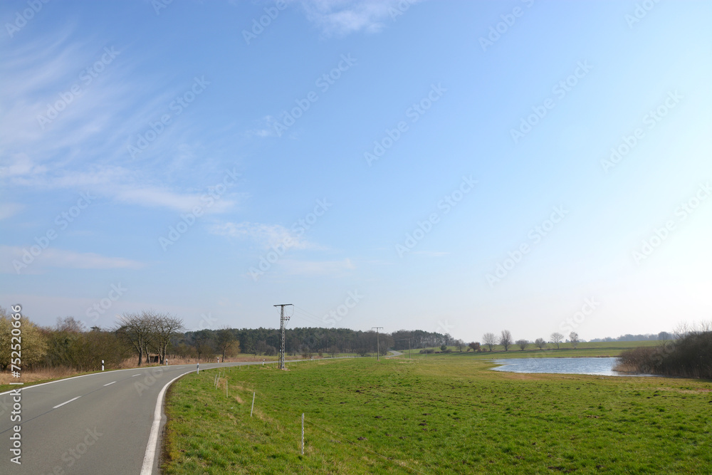Landschaft mit Straße und See bei Butzow im Havelland