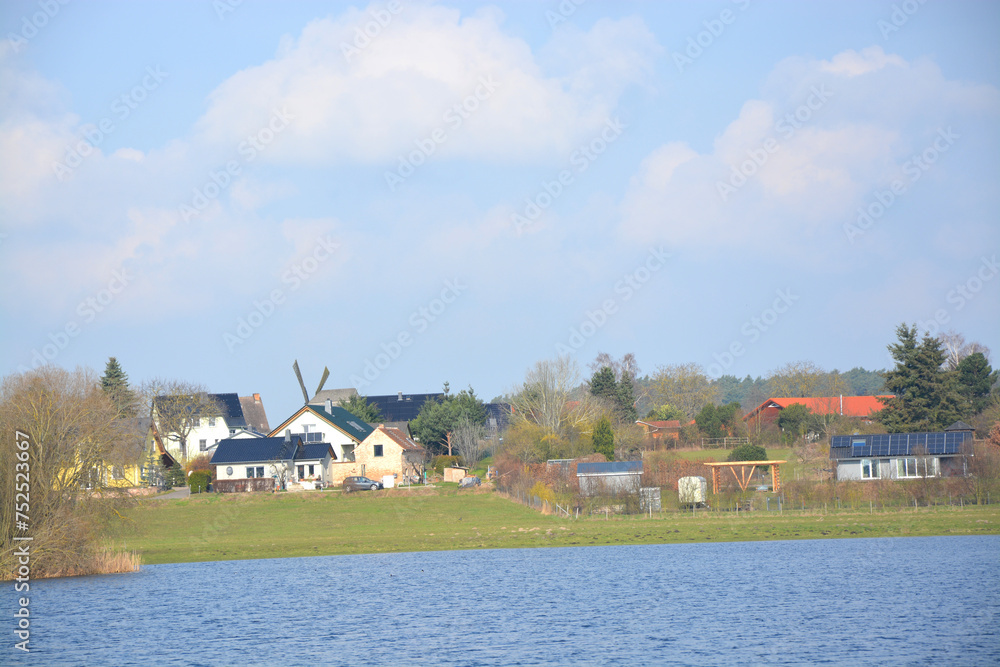 Obraz premium Blick auf Dorf Ketzür über einen See