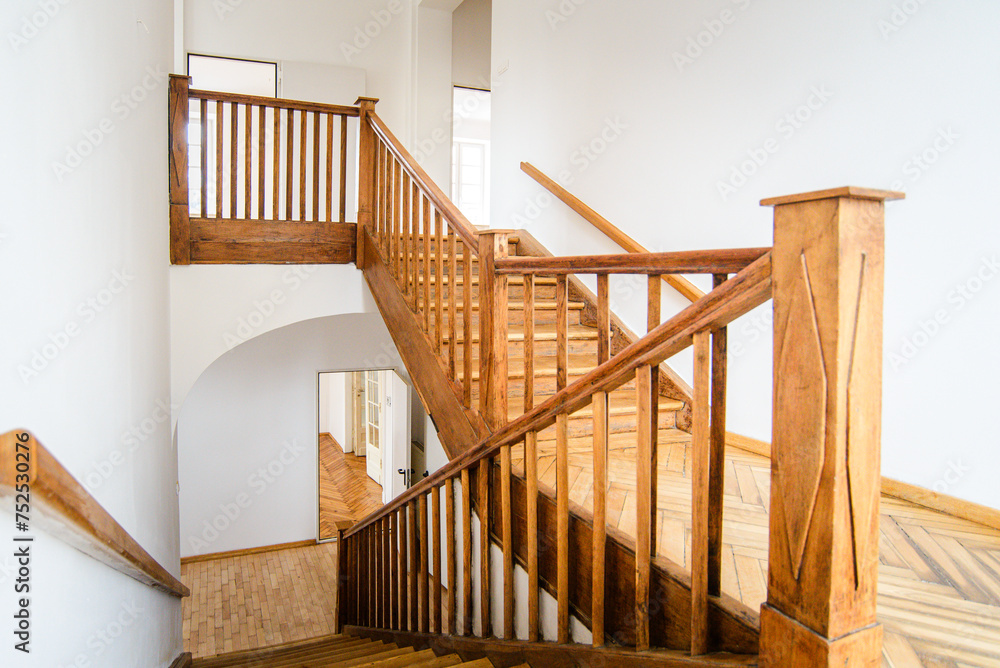 Dębowa balustrada i schody w starej, eleganckiej przedwojennej willi. - obrazy, fototapety, plakaty 