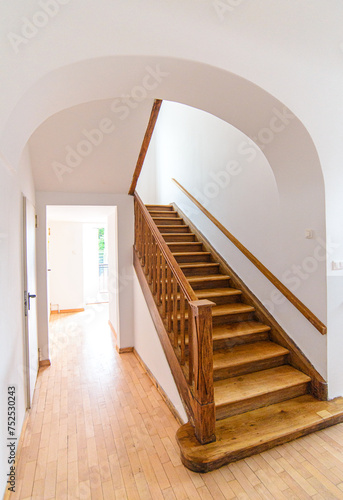 D  bowa balustrada i schody w starej  eleganckiej przedwojennej willi.