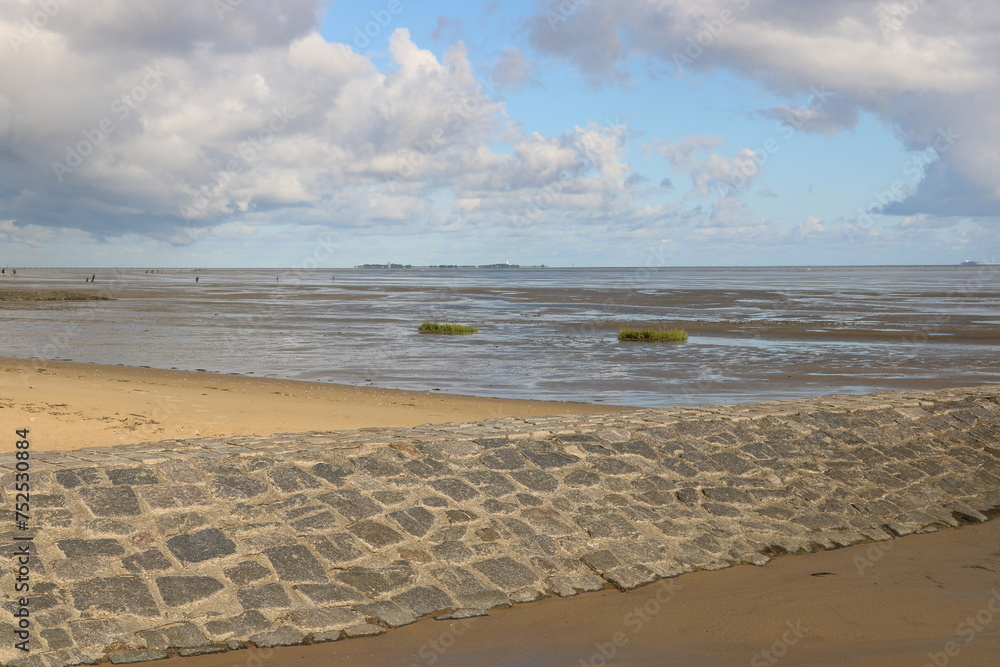 Obraz premium Blick vom Strand in Cuxhaven mit Blick auf das niedersächsische Wattenmeer der Nordsee mit Insel Neuwerk