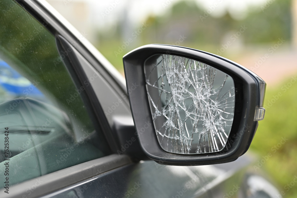 Vandalismus, zerschlagener Außenspiegel an einem Auto.
