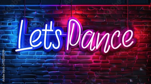 Neonowy napis Lets Dance świecący na ceglanej ścianie, dodając miejski charakter i zachęcając do tańca.