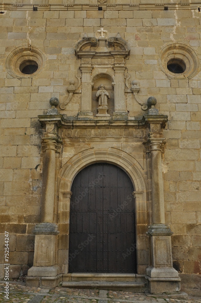 Portada de la iglesia de San Pedro de Alcántara en Alcántara