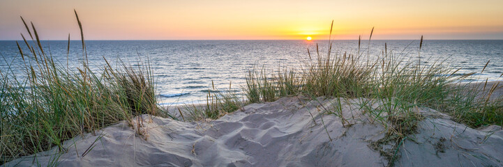 Keuken achterwand Strand zonsondergang Gouden zonsondergang duinstrand rustige avond  © eyetronic