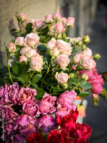 bouquets of flowers ready for delivery, ideal for a romantic date © Maria de la Pe/a