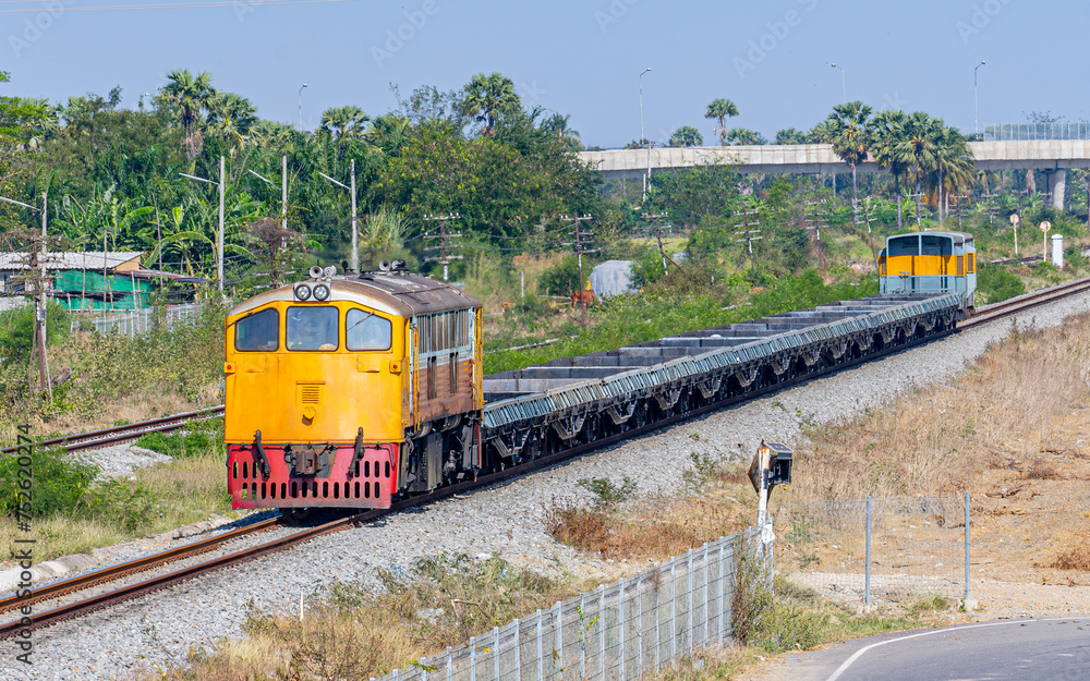 Obraz premium freight train 2501 in phetchaburi, thailand 