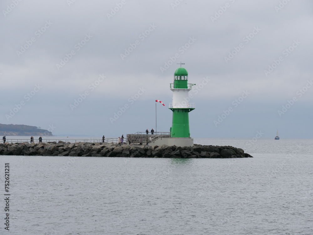 Grün-weiß gestreifter Leuchtturm an der Backbord Mole des Hafens Warnemünde vor der Ostsee Grün-weiß gestreifter Leuchtturm an der Backbord Mole des Hafens Warnemünde vor der Ostsee