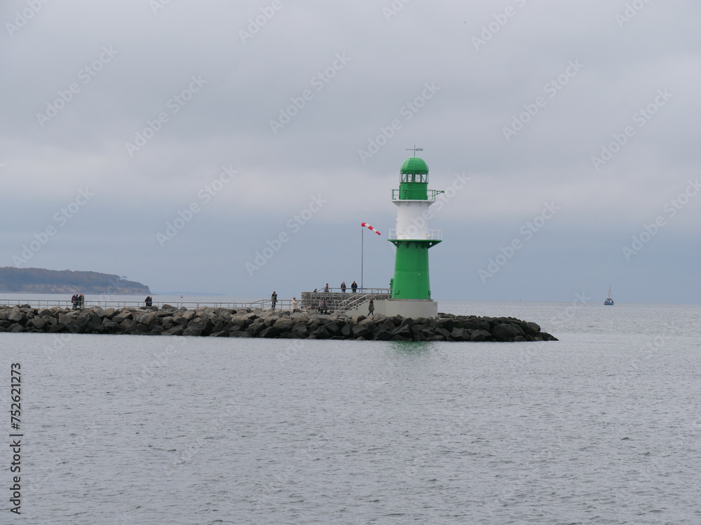 Grün-weiß gestreifter Leuchtturm an der Backbord Mole des Hafens Warnemünde vor der Ostsee Grün-weiß gestreifter Leuchtturm an der Backbord Mole des Hafens Warnemünde vor der Ostsee