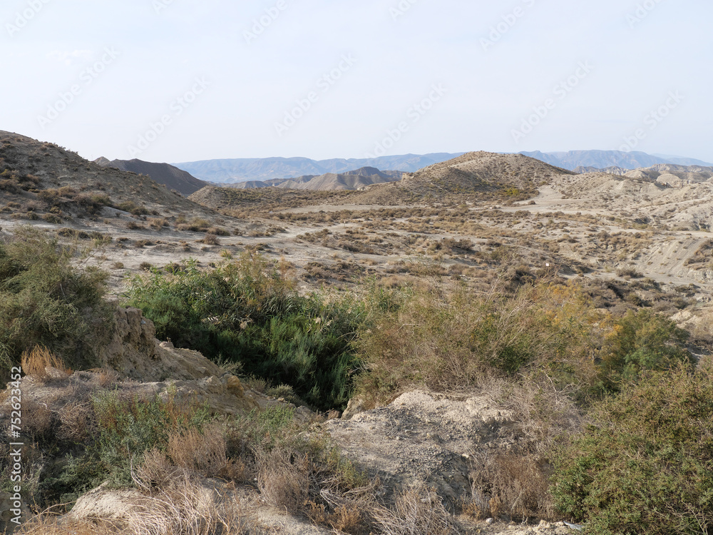 Felsen und Sandlandschaft in der Wüste Tabernas in Spanien Felsen und Sandlandschaft in der Wüste Tabernas in Spanien