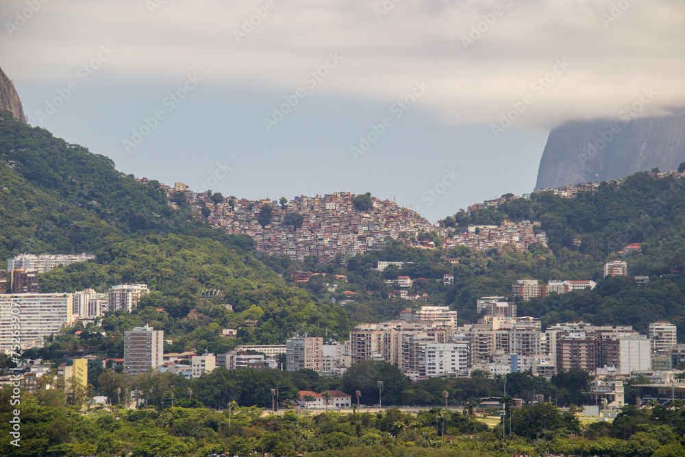 Obraz premium rocinha slum view of the rodrigo de freitas lagoon in Rio de Janeiro.