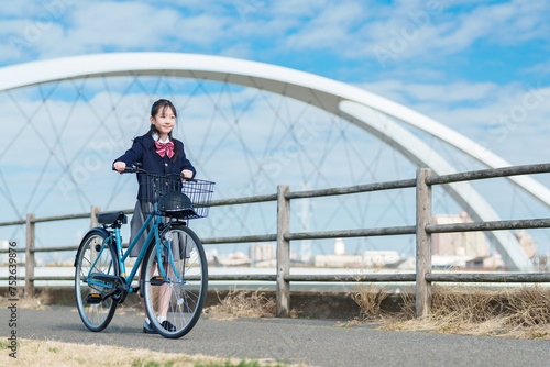 自転車で通学する女の子