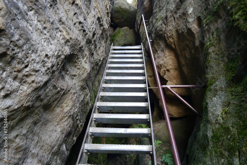 Treppe durch Felsen auf dem Pfaffenstein in der Sächsischen Schweiz