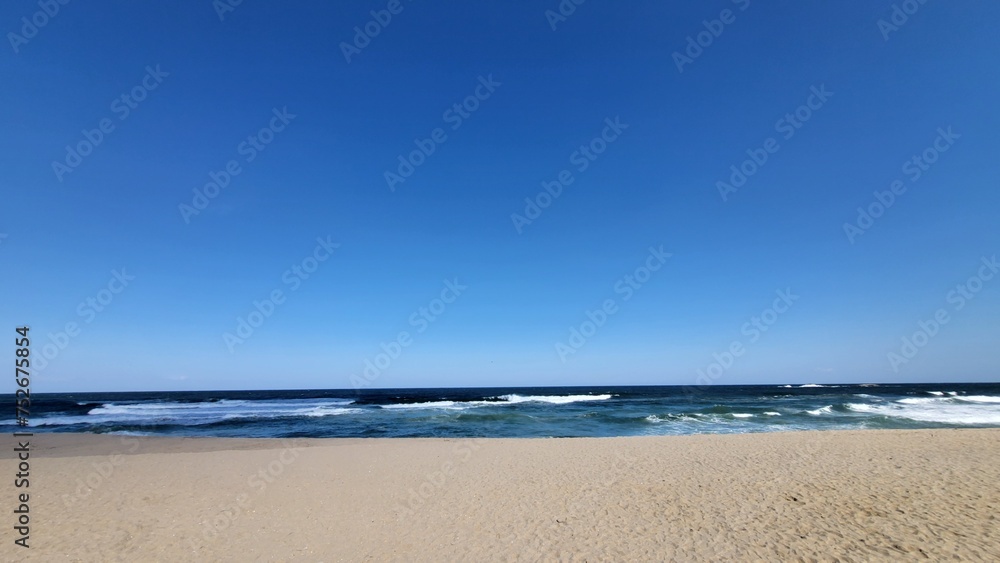 Obraz premium a quiet winter sea wave