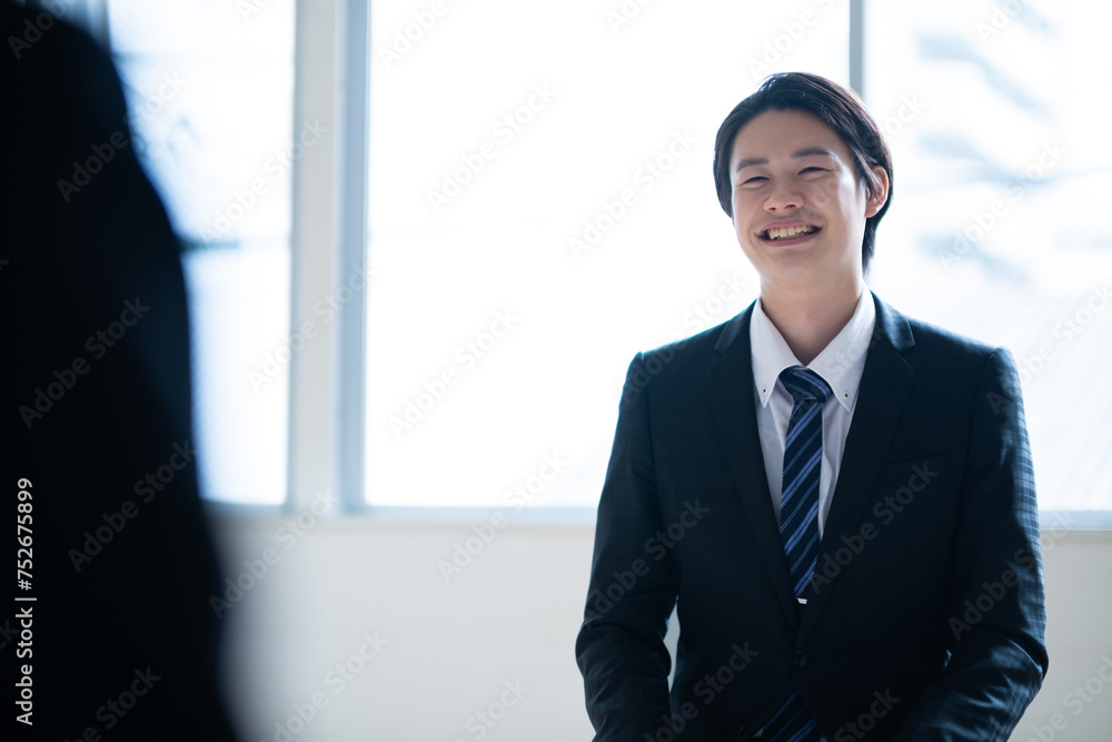 面接を受ける男性