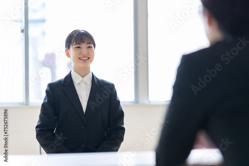 面接を受ける女性