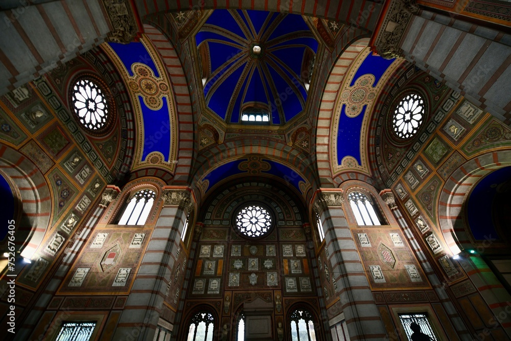 Fototapeta premium 雨のミラノの建物と墓