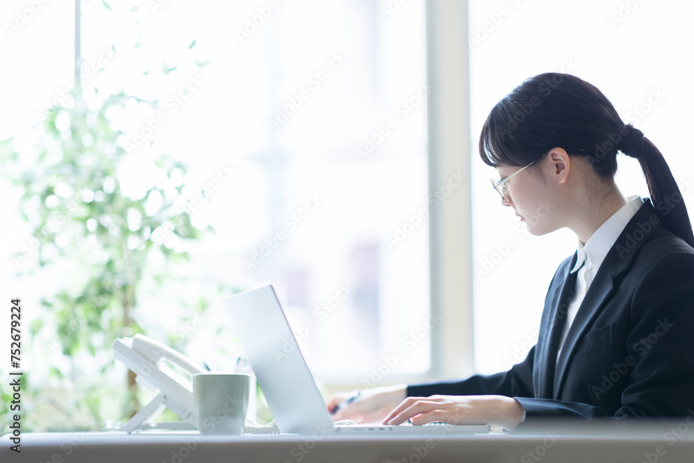 仕事をする女性 仕事をする女性