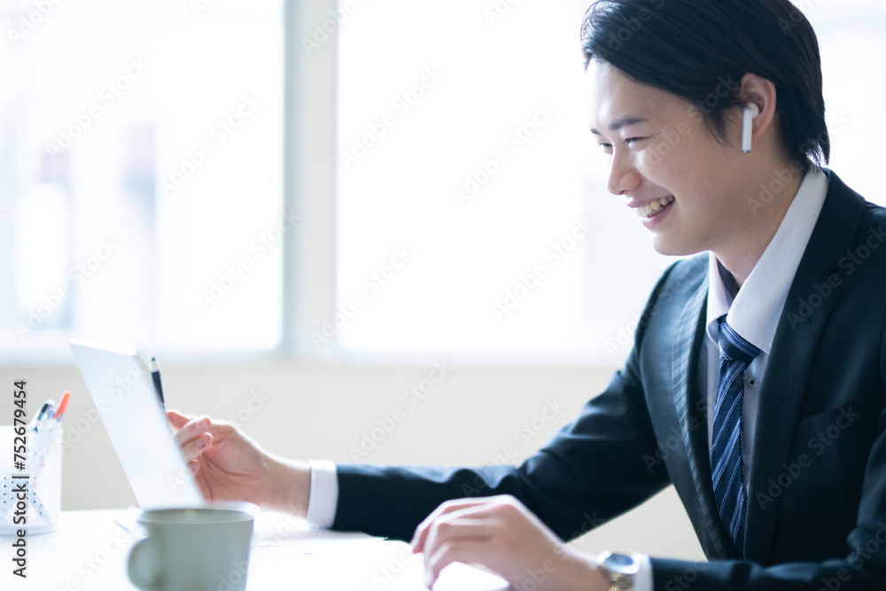 仕事をする男性